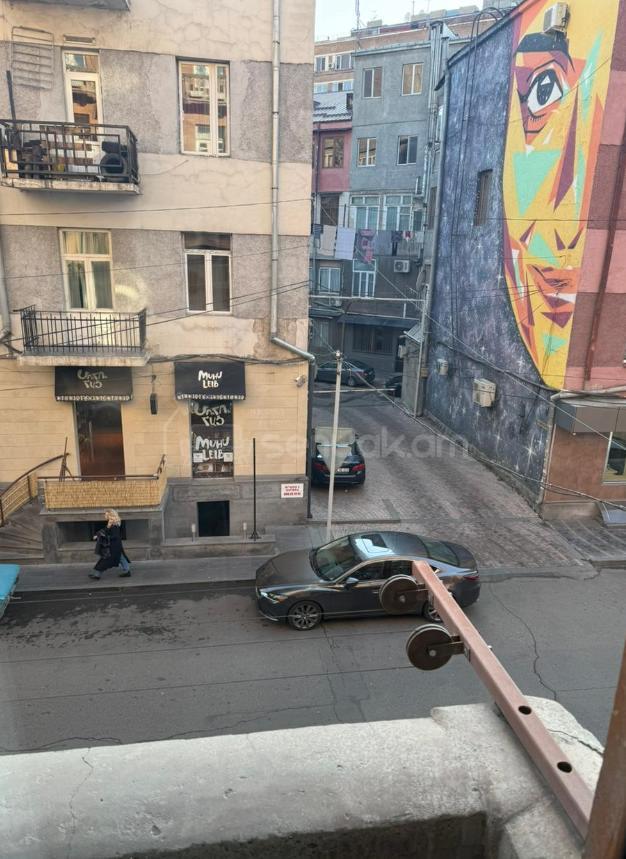 1 Սենյականոց Բնակարան Քարե Շենքում, 45քմ, 2/4 հարկ, Կապիտալ Վերանորոգված, Կահավորված