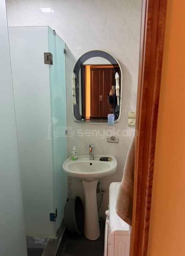 1 Սենյականոց Բնակարան Քարե Շենքում, 45քմ, 2/4 հարկ, Կապիտալ Վերանորոգված, Կահավորված