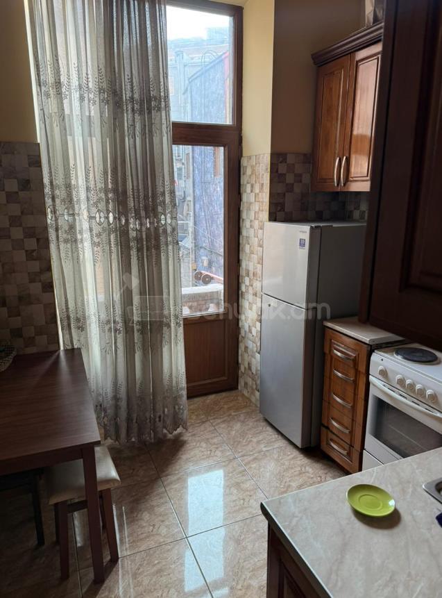 1 Սենյականոց Բնակարան Քարե Շենքում, 45քմ, 2/4 հարկ, Կապիտալ Վերանորոգված, Կահավորված