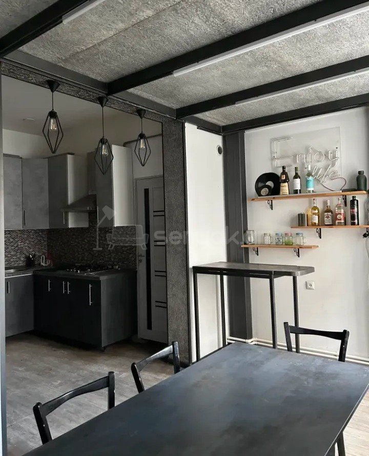 4 Սենյականոց Բնակարան Քարե Շենքում, 110քմ, 3/4 հարկ, Դիզայներական Վերանորոգված, Կահավորված, Արևկող