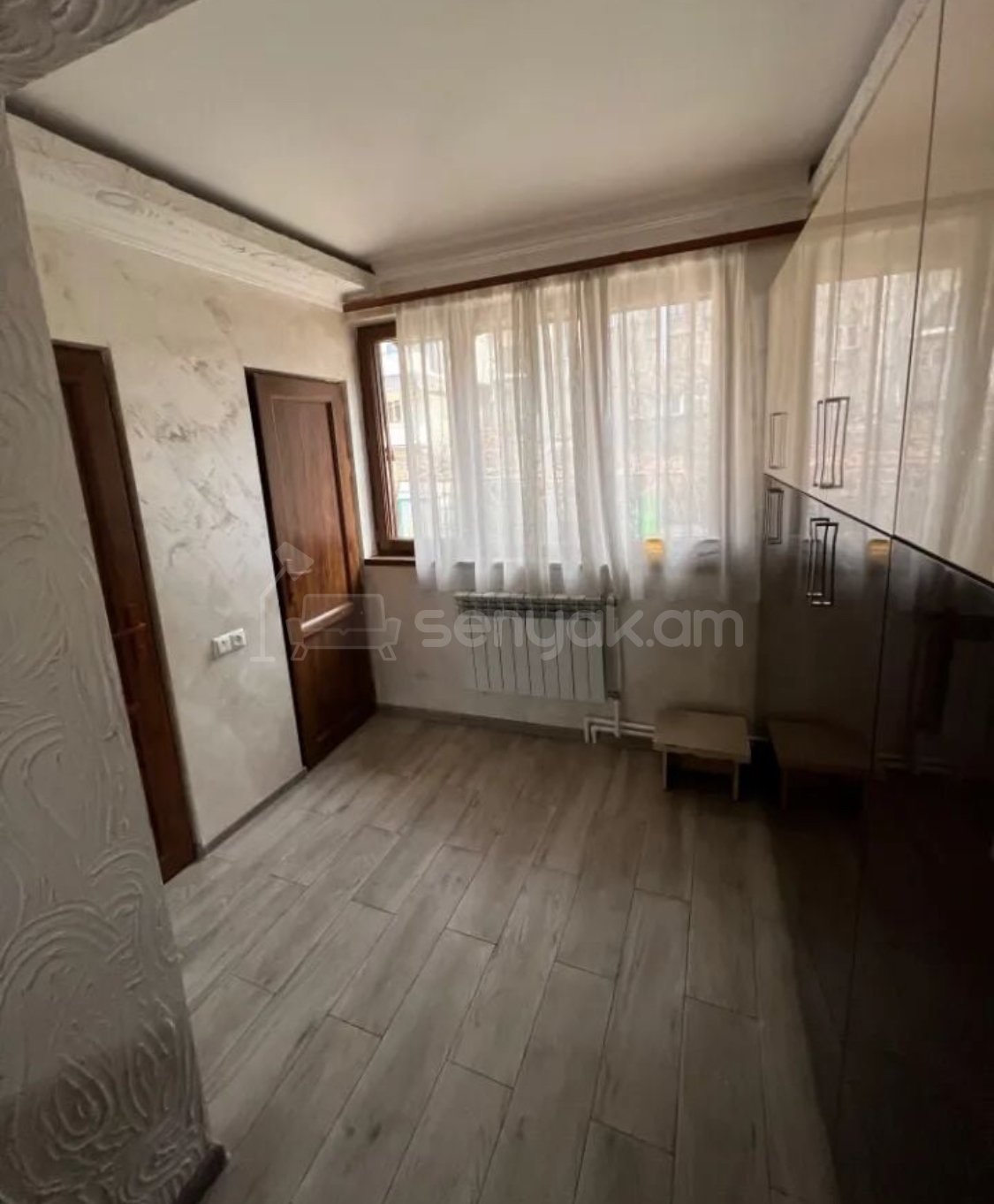 4 Սենյականոց Բնակարան Քարե Շենքում, 100քմ, 1/5 հարկ, Կապիտալ Վերանորոգված