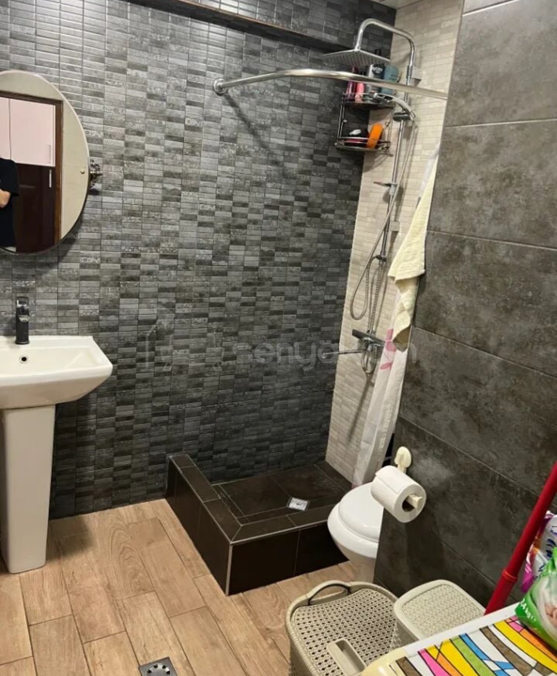 4 Սենյականոց Բնակարան Քարե Շենքում, 100քմ, 1/5 հարկ, Կապիտալ Վերանորոգված