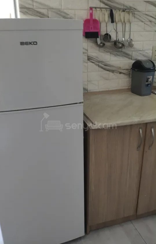 3 Սենյականոց Բնակարան Քարե Շենքում, 78քմ, 2/2 հարկ, Նորմալ Վիճակում, Կահավորված, Արևկող