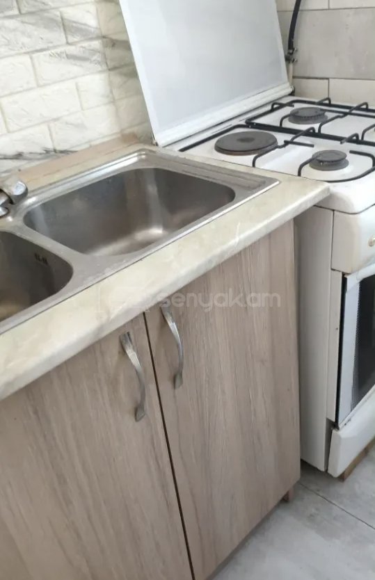 3 Սենյականոց Բնակարան Քարե Շենքում, 78քմ, 2/2 հարկ, Նորմալ Վիճակում, Կահավորված, Արևկող