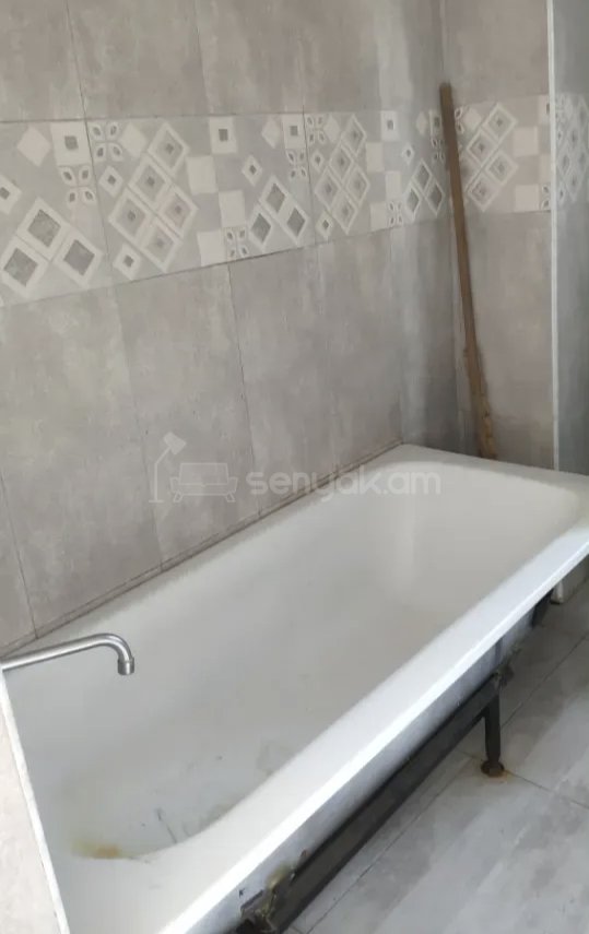 3 Սենյականոց Բնակարան Քարե Շենքում, 78քմ, 2/2 հարկ, Նորմալ Վիճակում, Կահավորված, Արևկող