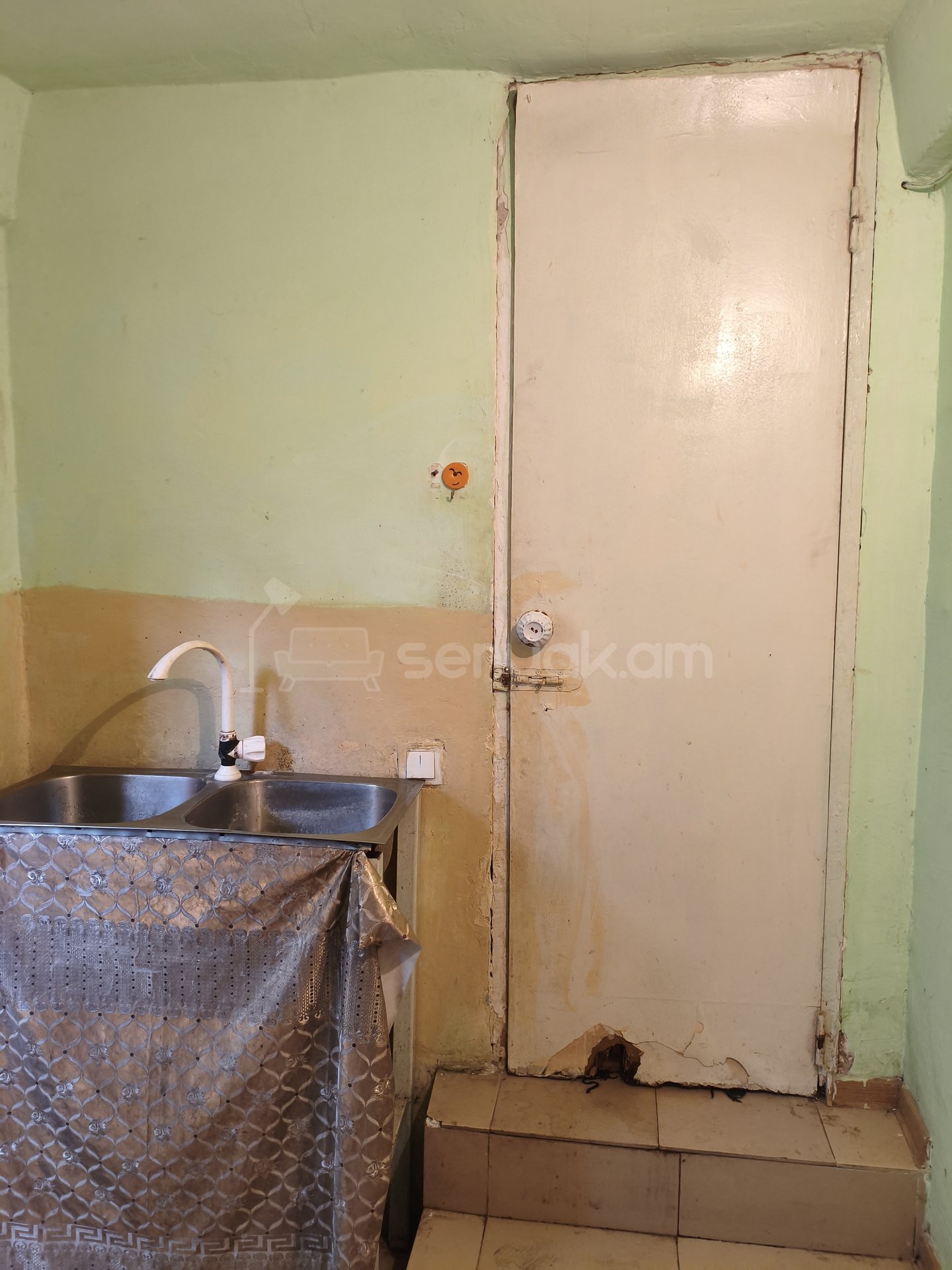 1 Սենյականոց Բնակարան Քարե Շենքում, 40քմ, 1/9 հարկ, Նորմալ Վիճակում, Կահավորված