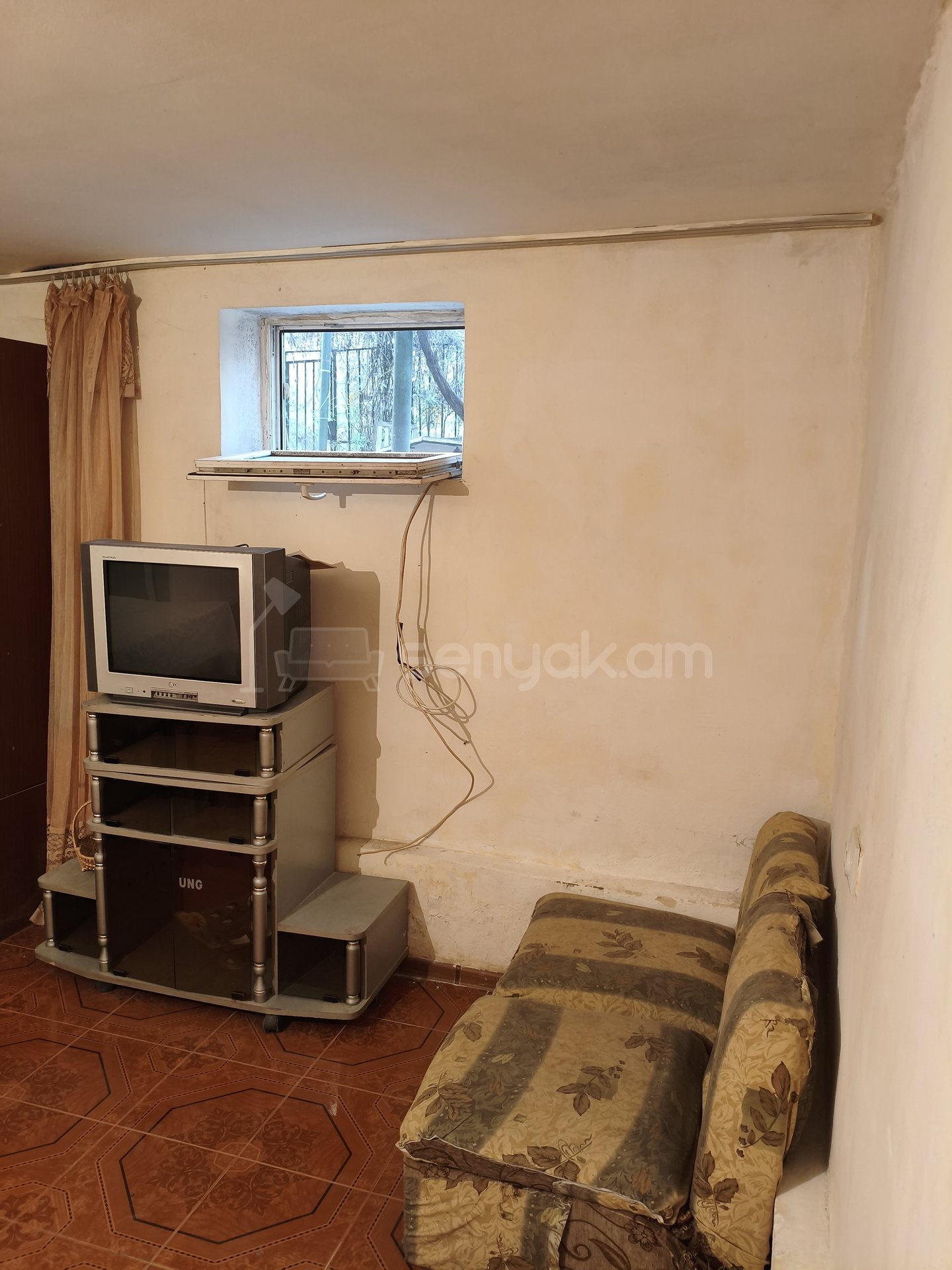 1 Սենյականոց Բնակարան Քարե Շենքում, 40քմ, 1/9 հարկ, Նորմալ Վիճակում, Կահավորված