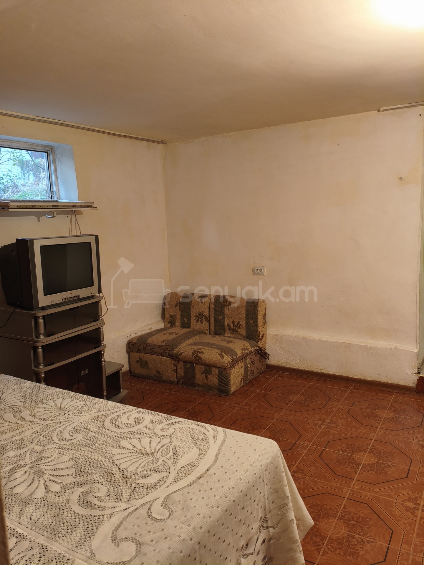 1 Սենյականոց Բնակարան Քարե Շենքում, 40քմ, 1/9 հարկ, Նորմալ Վիճակում, Կահավորված