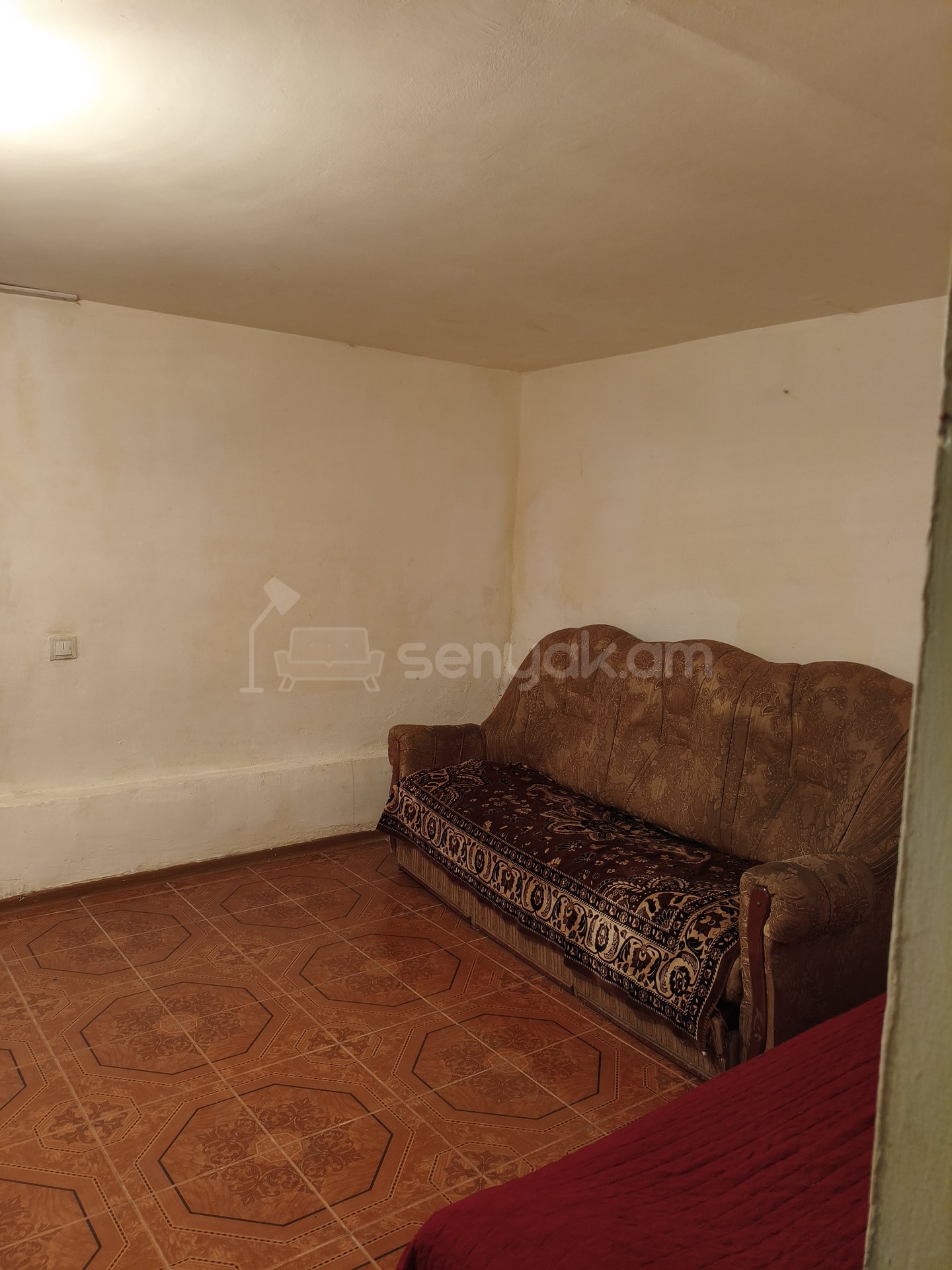 1 Սենյականոց Բնակարան Քարե Շենքում, 40քմ, 1/9 հարկ, Նորմալ Վիճակում, Կահավորված