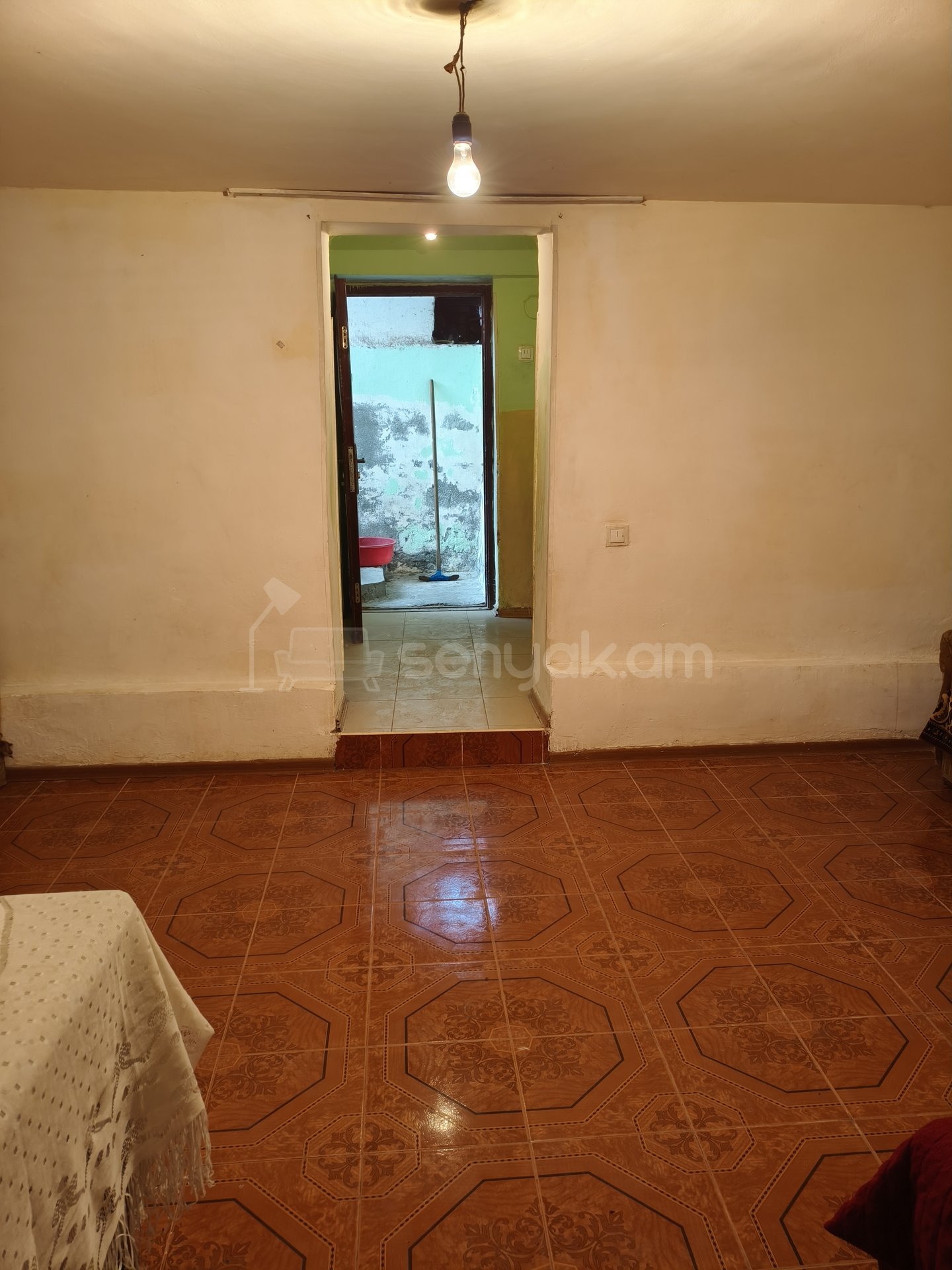 1 Սենյականոց Բնակարան Քարե Շենքում, 40քմ, 1/9 հարկ, Նորմալ Վիճակում, Կահավորված