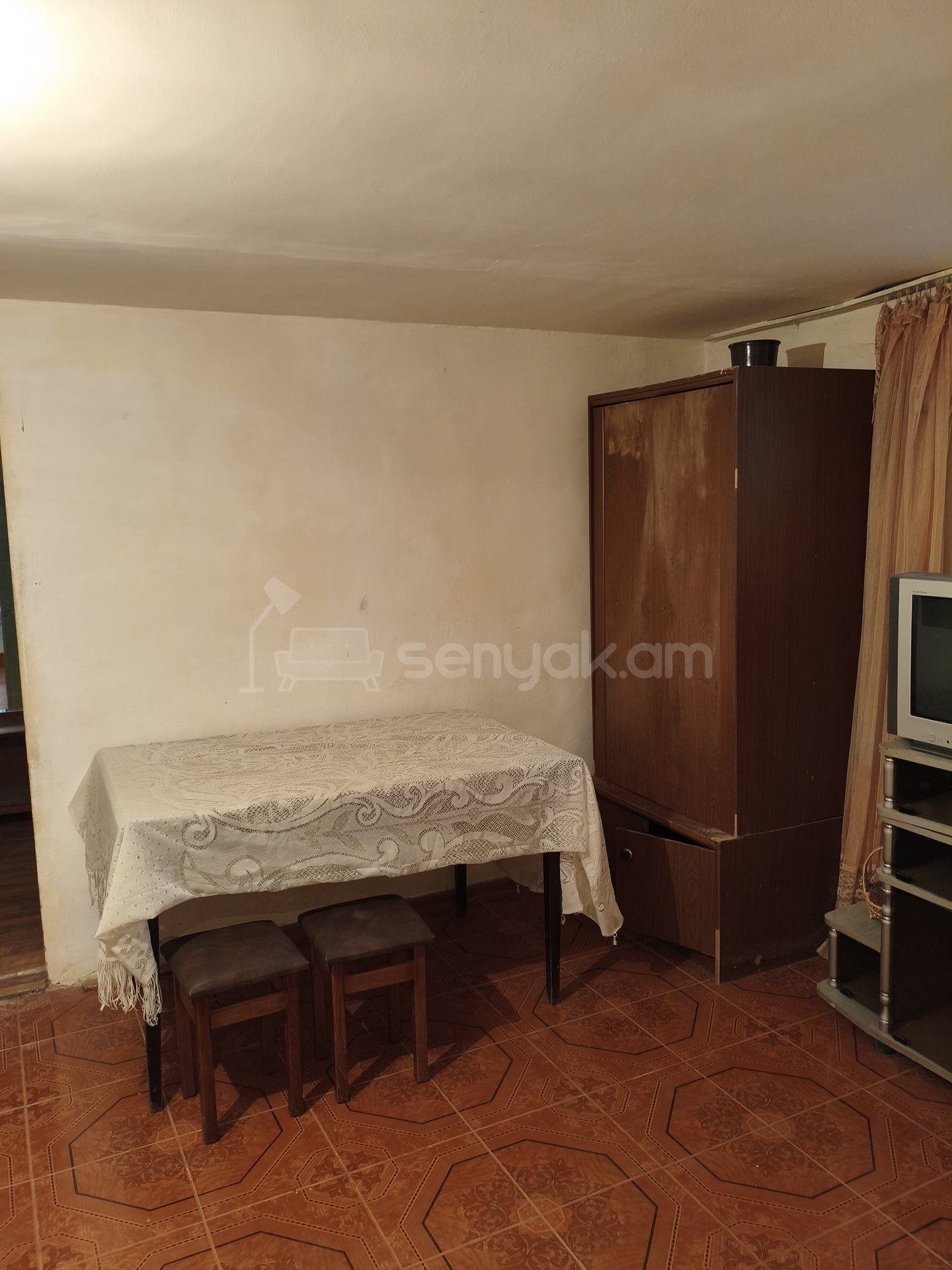 1 Սենյականոց Բնակարան Քարե Շենքում, 40քմ, 1/9 հարկ, Նորմալ Վիճակում, Կահավորված