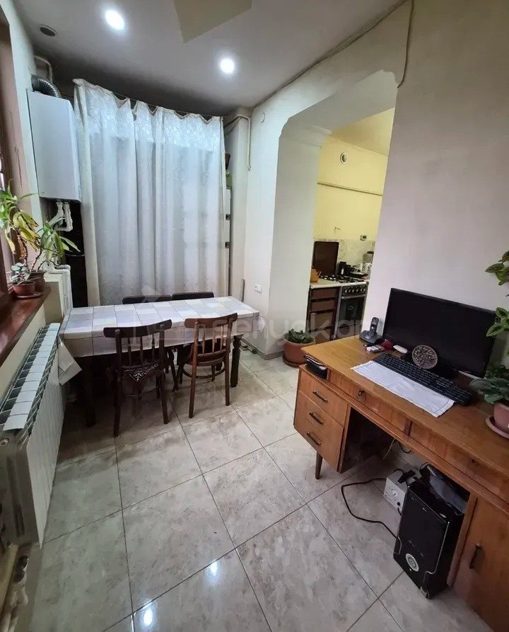 4 Սենյականոց Բնակարան Քարե Շենքում, 85քմ, 5/5 հարկ, Կապիտալ Վերանորոգված