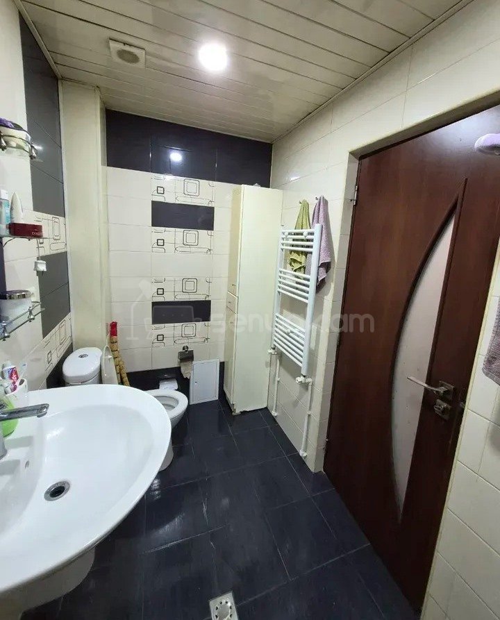 4 Սենյականոց Բնակարան Քարե Շենքում, 85քմ, 5/5 հարկ, Կապիտալ Վերանորոգված