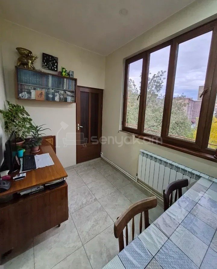 4 Սենյականոց Բնակարան Քարե Շենքում, 85քմ, 5/5 հարկ, Կապիտալ Վերանորոգված