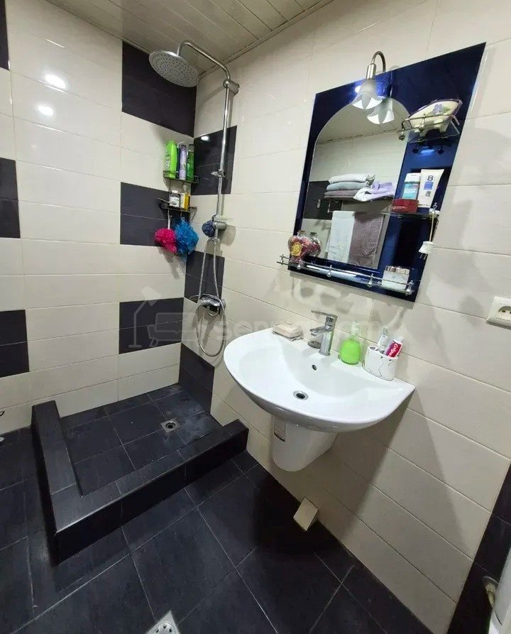 4 Սենյականոց Բնակարան Քարե Շենքում, 85քմ, 5/5 հարկ, Կապիտալ Վերանորոգված