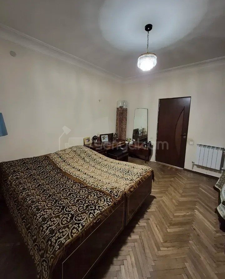 4 Սենյականոց Բնակարան Քարե Շենքում, 85քմ, 5/5 հարկ, Նորմալ Վիճակում