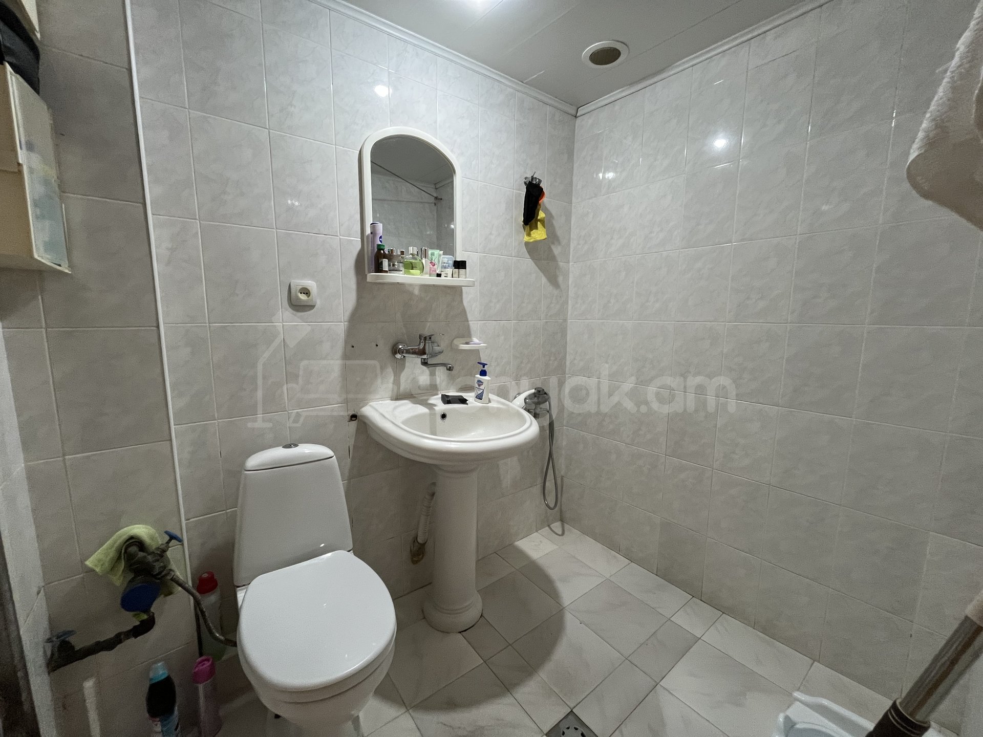 3 Սենյականոց Բնակարան Քարե Շենքում, 48քմ, 1/5 հարկ, Նորմալ Վիճակում