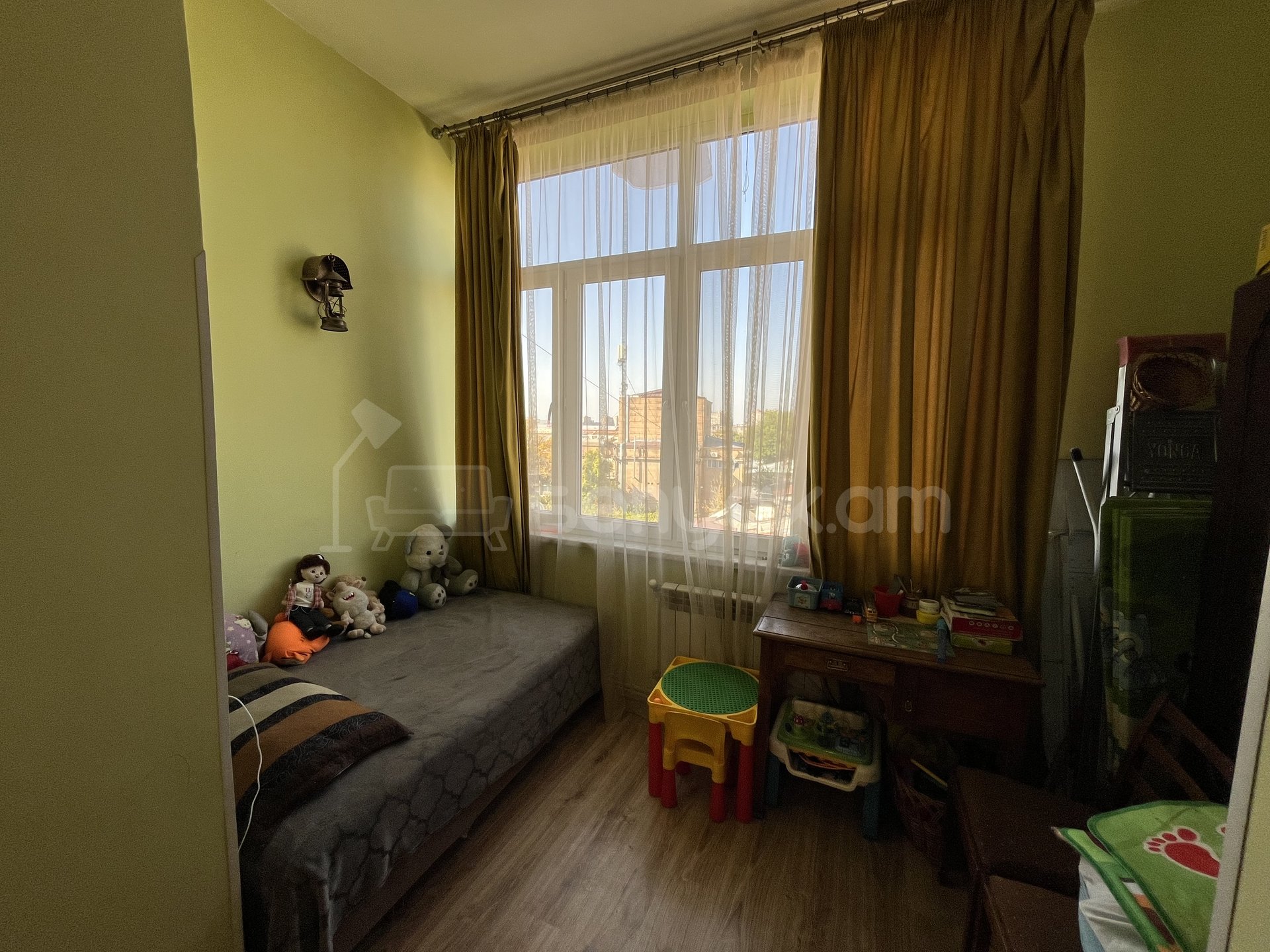 3 Սենյականոց Բնակարան Քարե Շենքում, 59քմ, 4/5 հարկ, Նորմալ Վիճակում