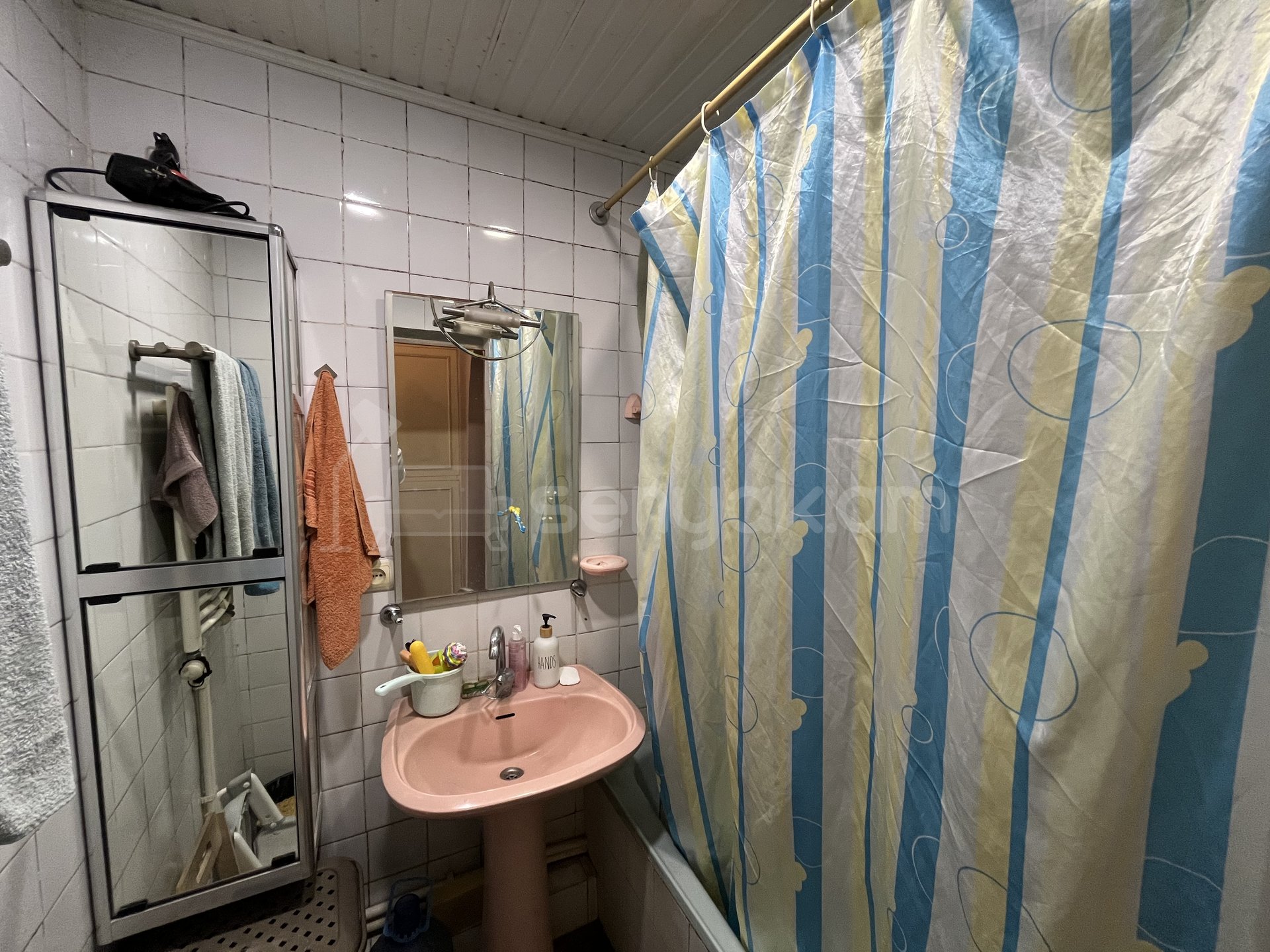 3 Սենյականոց Բնակարան Քարե Շենքում, 59քմ, 4/5 հարկ, Նորմալ Վիճակում