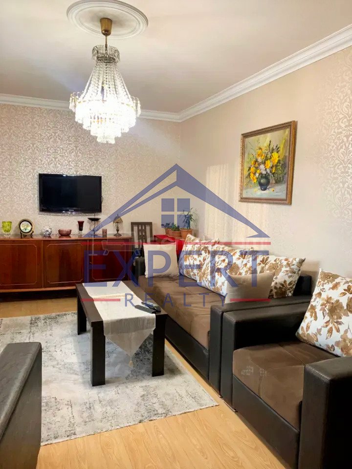 3 Սենյականոց Բնակարան Քարե Շենքում, 72քմ, 5/5 հարկ, Նորմալ Վիճակում