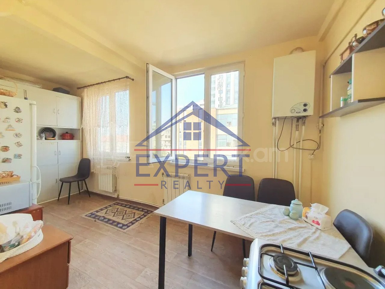 3 Սենյականոց Բնակարան Քարե Շենքում, 72քմ, 5/5 հարկ, Նորմալ Վիճակում