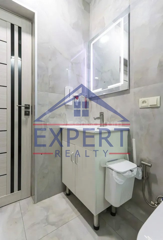 2 Սենյականոց Բնակարան Քարե Շենքում, 44քմ, 5/5 հարկ, Կապիտալ Վերանորոգված