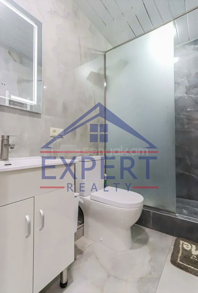 2 Սենյականոց Բնակարան Քարե Շենքում, 44քմ, 5/5 հարկ, Կապիտալ Վերանորոգված