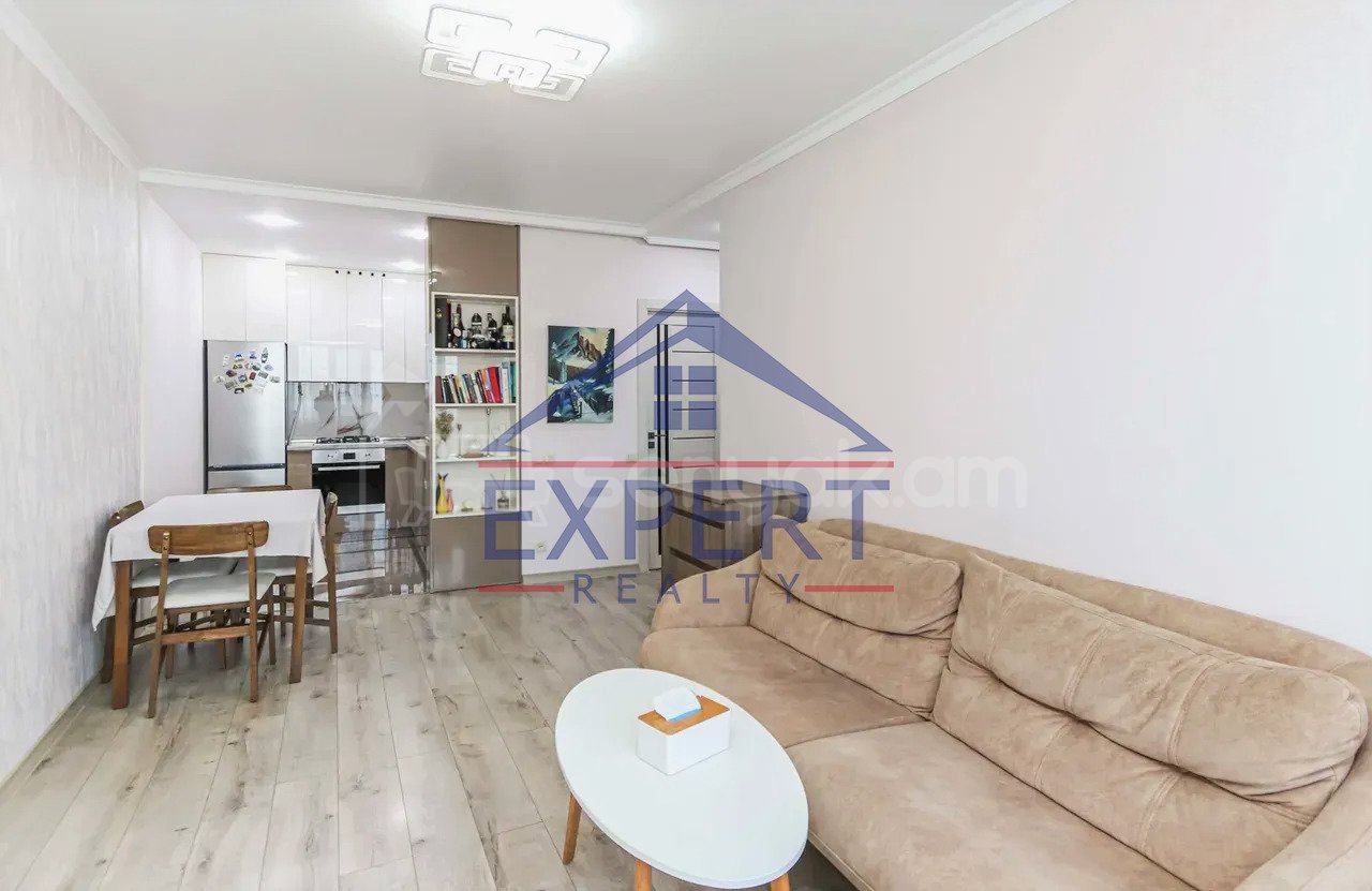 2 Սենյականոց Բնակարան Քարե Շենքում, 44քմ, 5/5 հարկ, Կապիտալ Վերանորոգված