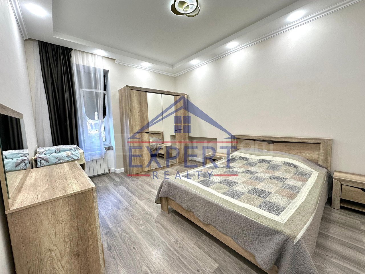 3 Սենյականոց Բնակարան Քարե Շենքում, 83քմ, 2/5 հարկ, Դիզայներական Վերանորոգված, Կահավորված, Արևկող