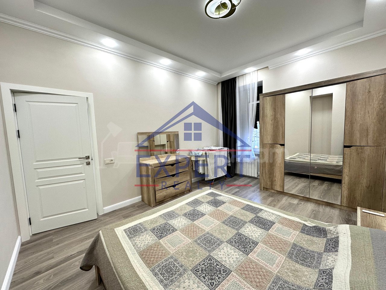 3 Սենյականոց Բնակարան Քարե Շենքում, 83քմ, 2/5 հարկ, Դիզայներական Վերանորոգված, Կահավորված, Արևկող