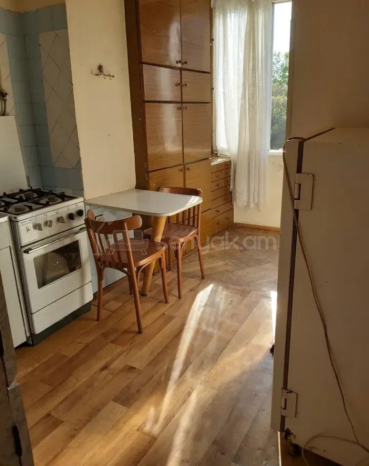 3 Սենյականոց Բնակարան Քարե Շենքում, 77քմ, 4/5 հարկ, Պետական Վիճակում