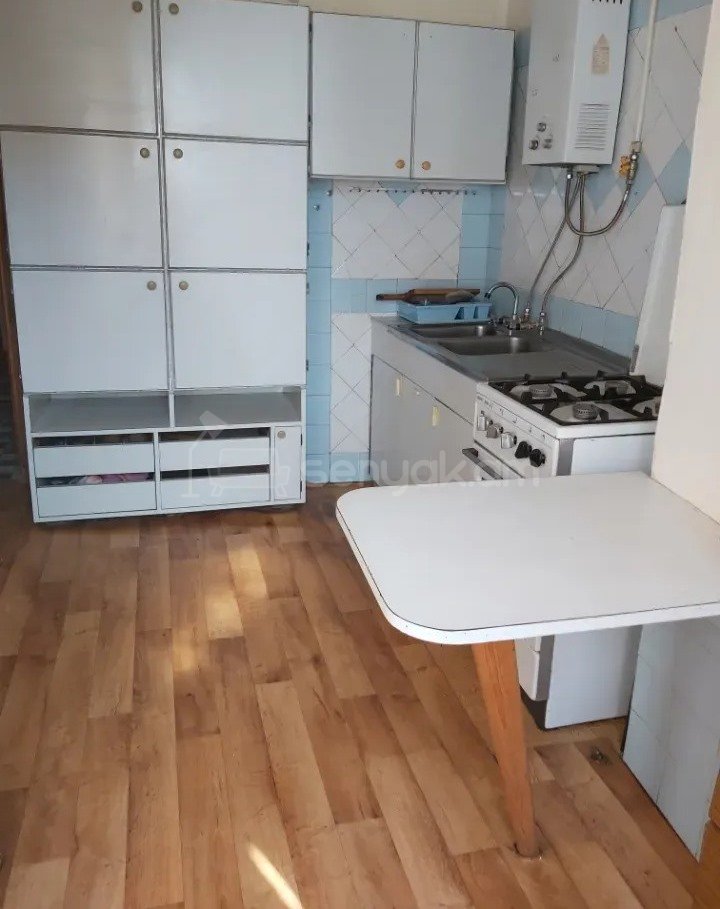 3 Սենյականոց Բնակարան Քարե Շենքում, 77քմ, 4/5 հարկ, Պետական Վիճակում