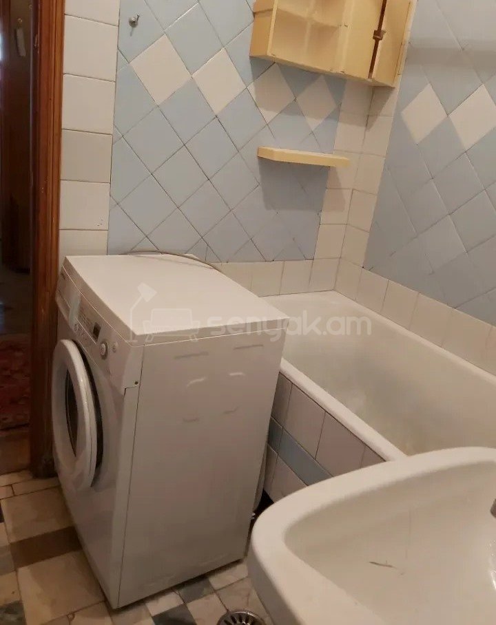 3 Սենյականոց Բնակարան Քարե Շենքում, 77քմ, 4/5 հարկ, Պետական Վիճակում