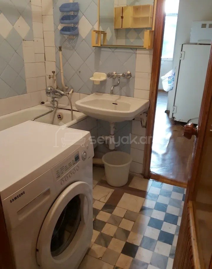 3 Սենյականոց Բնակարան Քարե Շենքում, 77քմ, 4/5 հարկ, Պետական Վիճակում