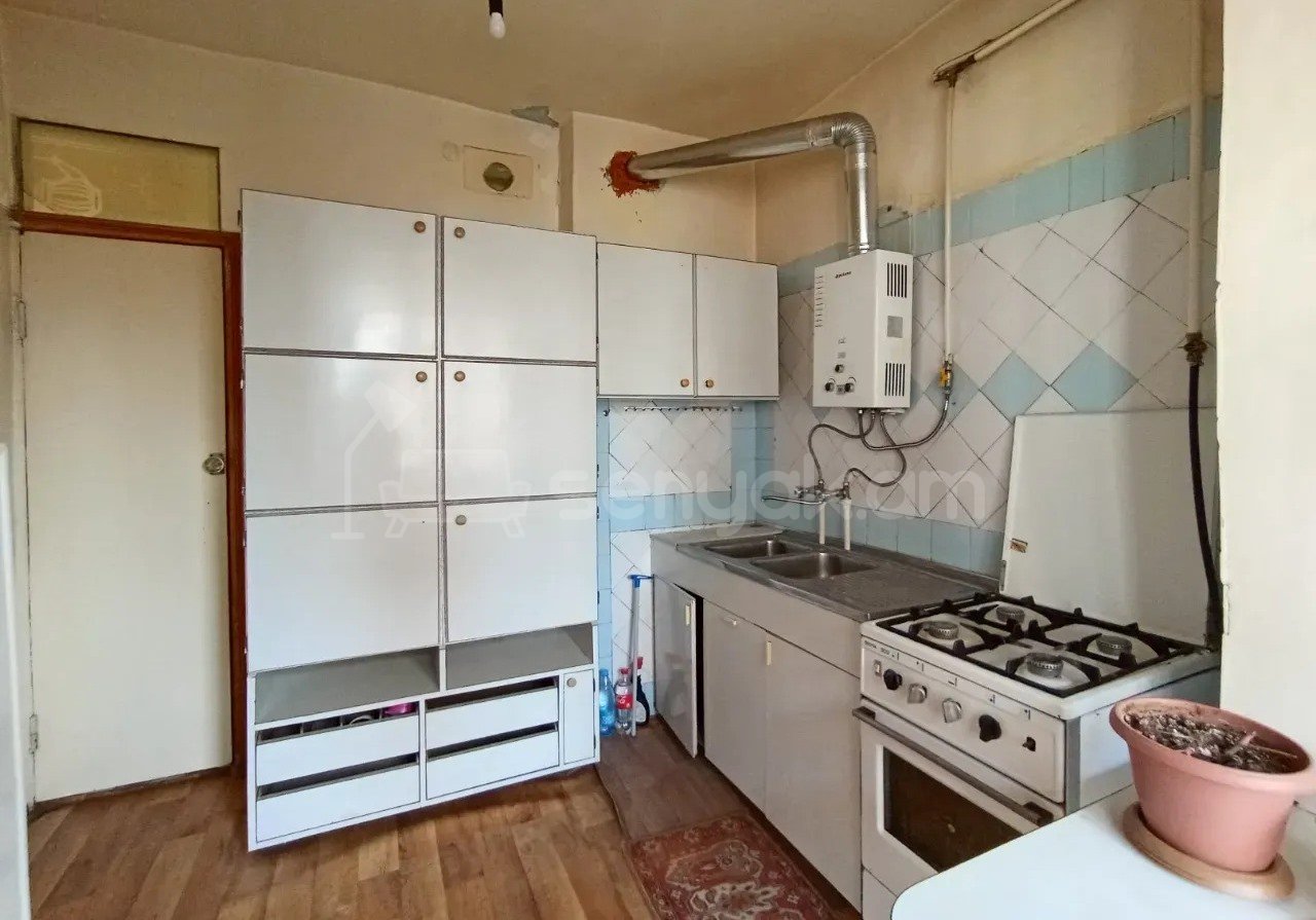 3 Սենյականոց Բնակարան Քարե Շենքում, 77քմ, 4/5 հարկ, Պետական Վիճակում