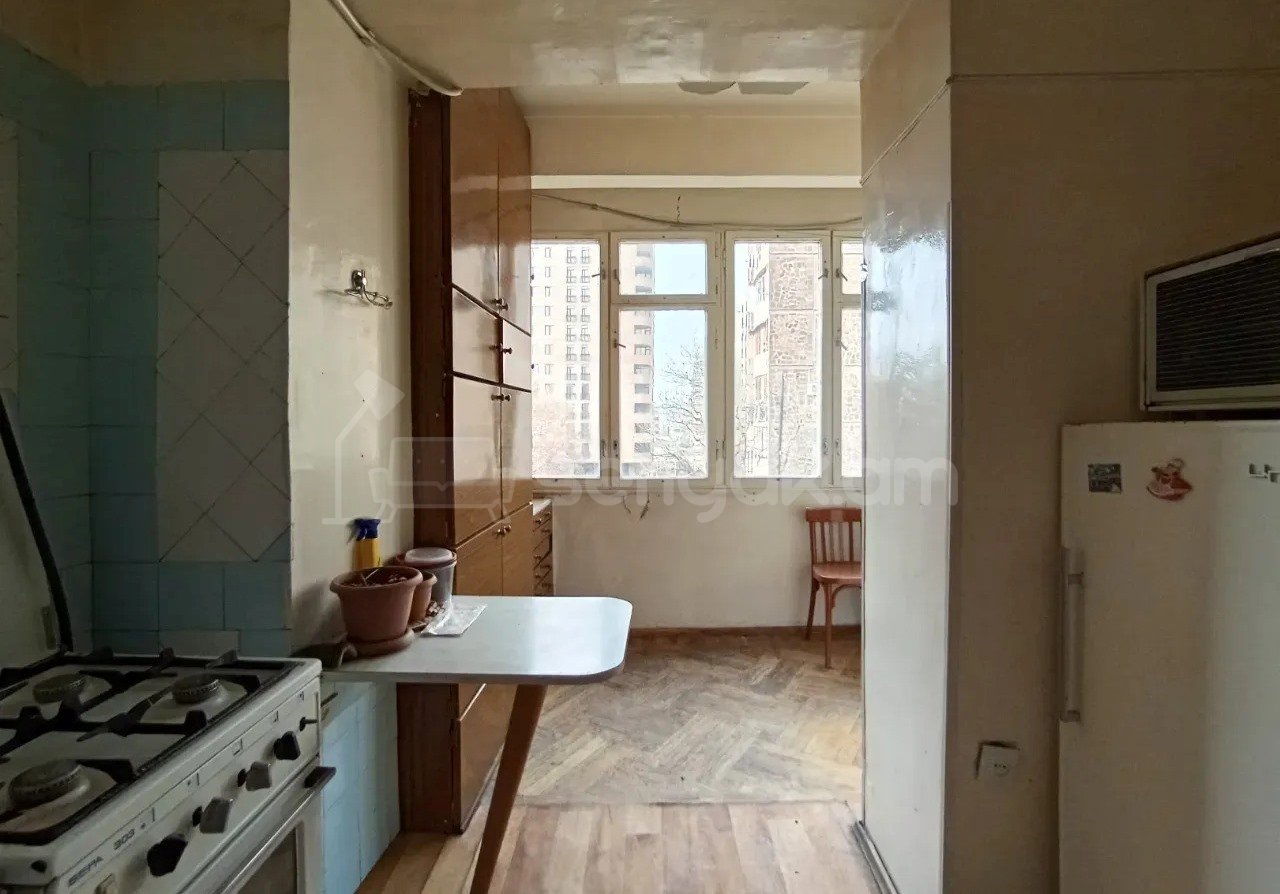 3 Սենյականոց Բնակարան Քարե Շենքում, 77քմ, 4/5 հարկ, Պետական Վիճակում