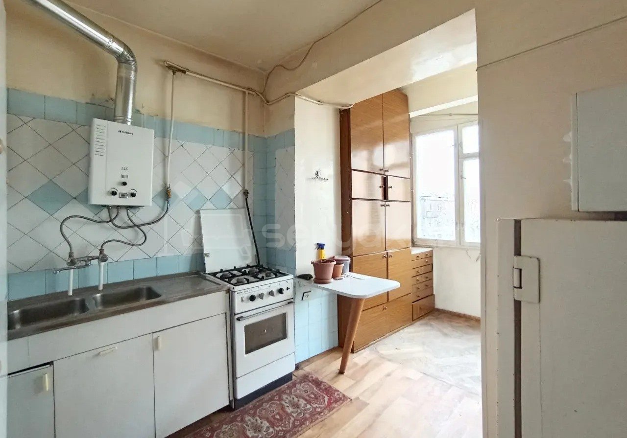 3 Սենյականոց Բնակարան Քարե Շենքում, 77քմ, 4/5 հարկ, Պետական Վիճակում