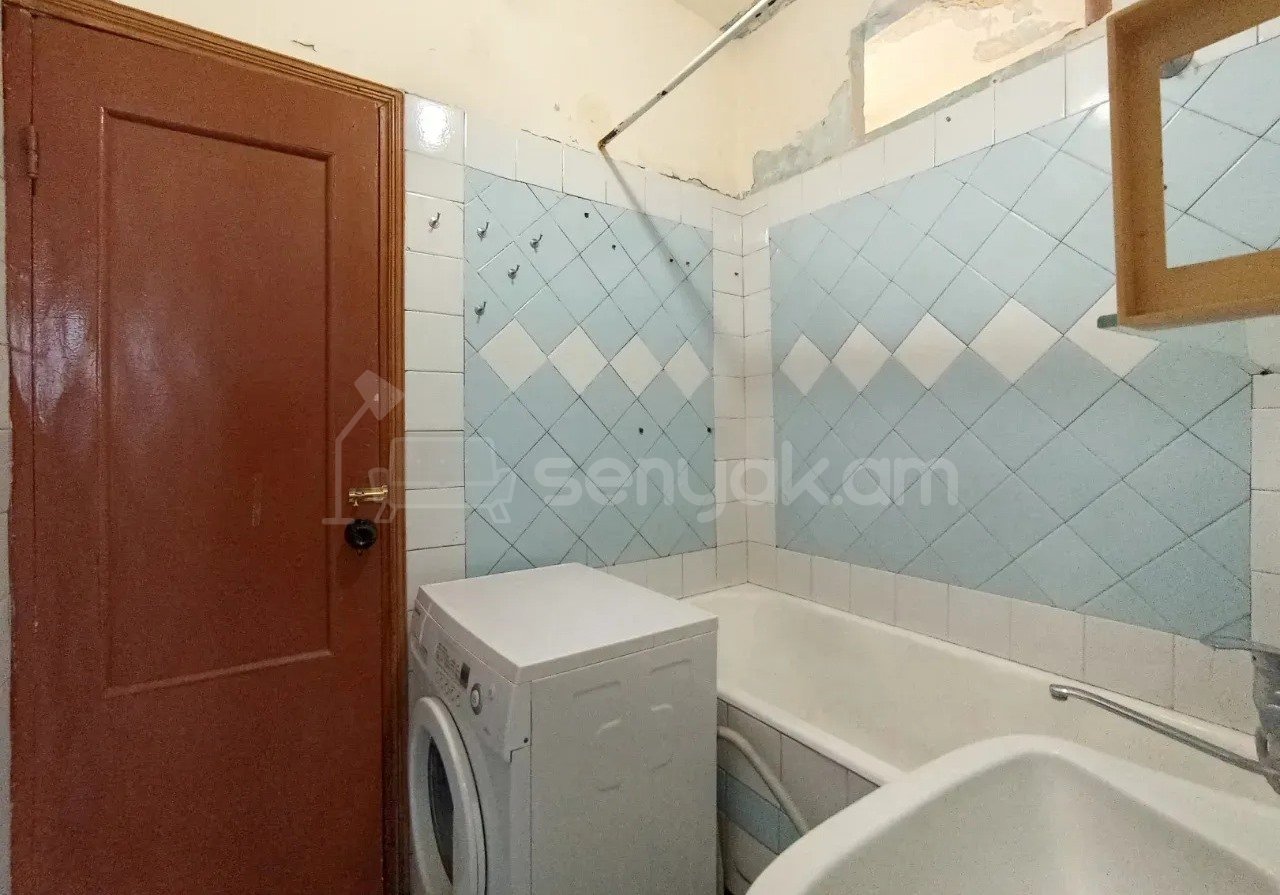 3 Սենյականոց Բնակարան Քարե Շենքում, 77քմ, 4/5 հարկ, Պետական Վիճակում