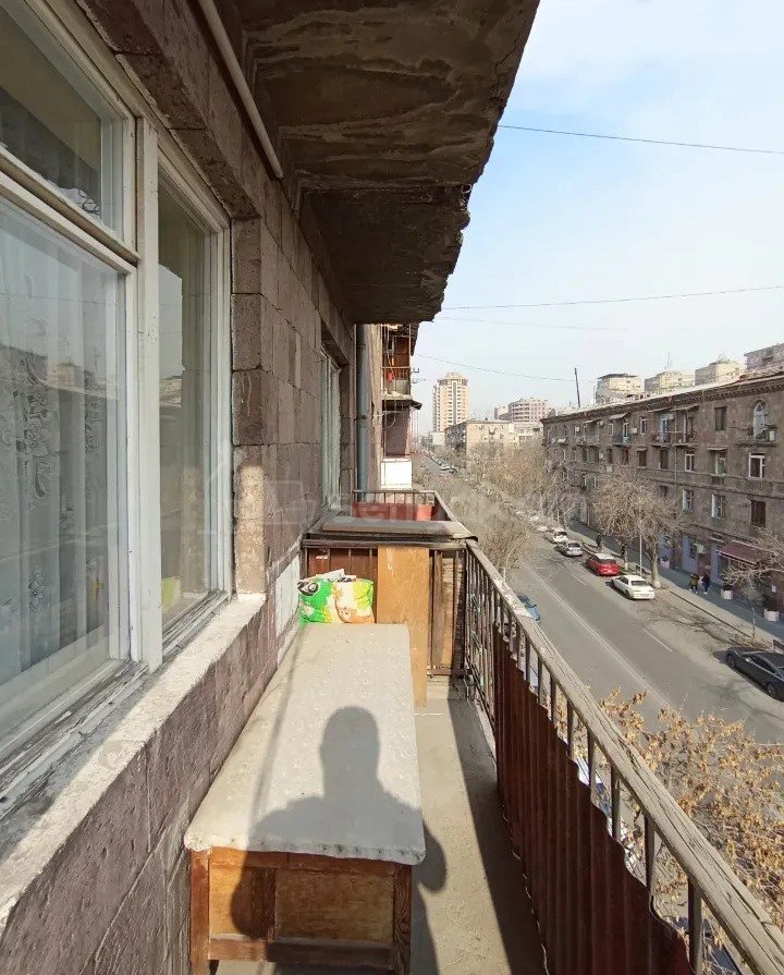 3 Սենյականոց Բնակարան Քարե Շենքում, 77քմ, 4/5 հարկ, Պետական Վիճակում