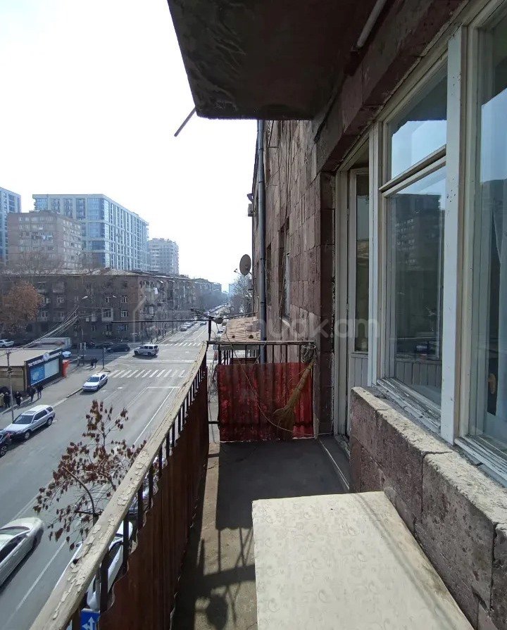 3 Սենյականոց Բնակարան Քարե Շենքում, 77քմ, 4/5 հարկ, Պետական Վիճակում