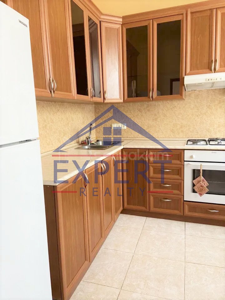 3 Սենյականոց Բնակարան Քարե Շենքում, 80քմ, 4/5 հարկ, Նորմալ Վիճակում, Կահավորված, Արևկող