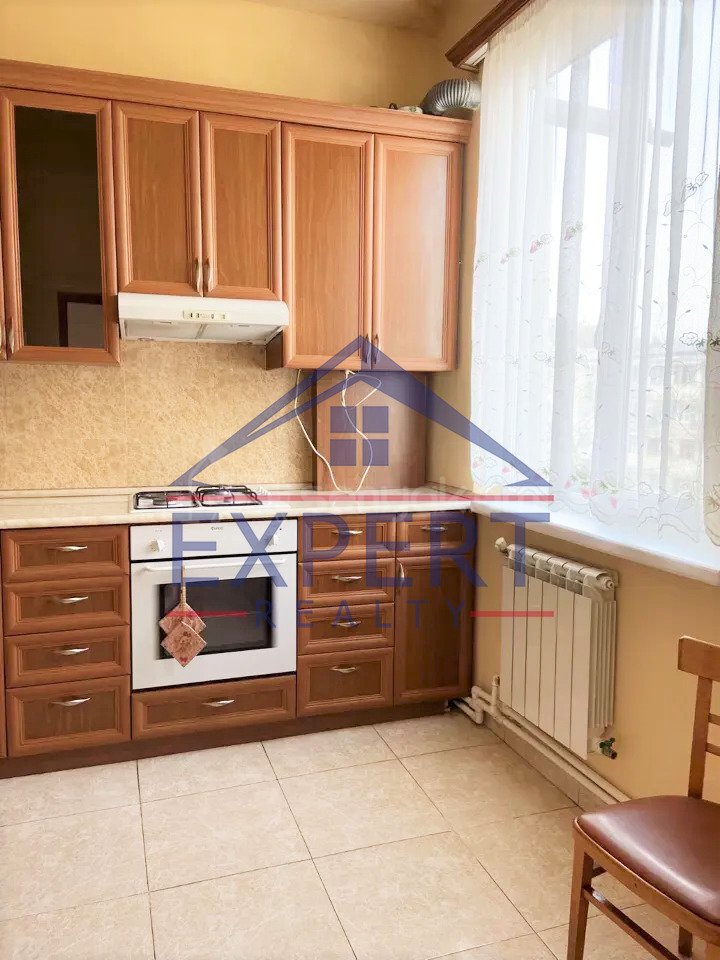 3 Սենյականոց Բնակարան Քարե Շենքում, 80քմ, 4/5 հարկ, Նորմալ Վիճակում, Կահավորված, Արևկող