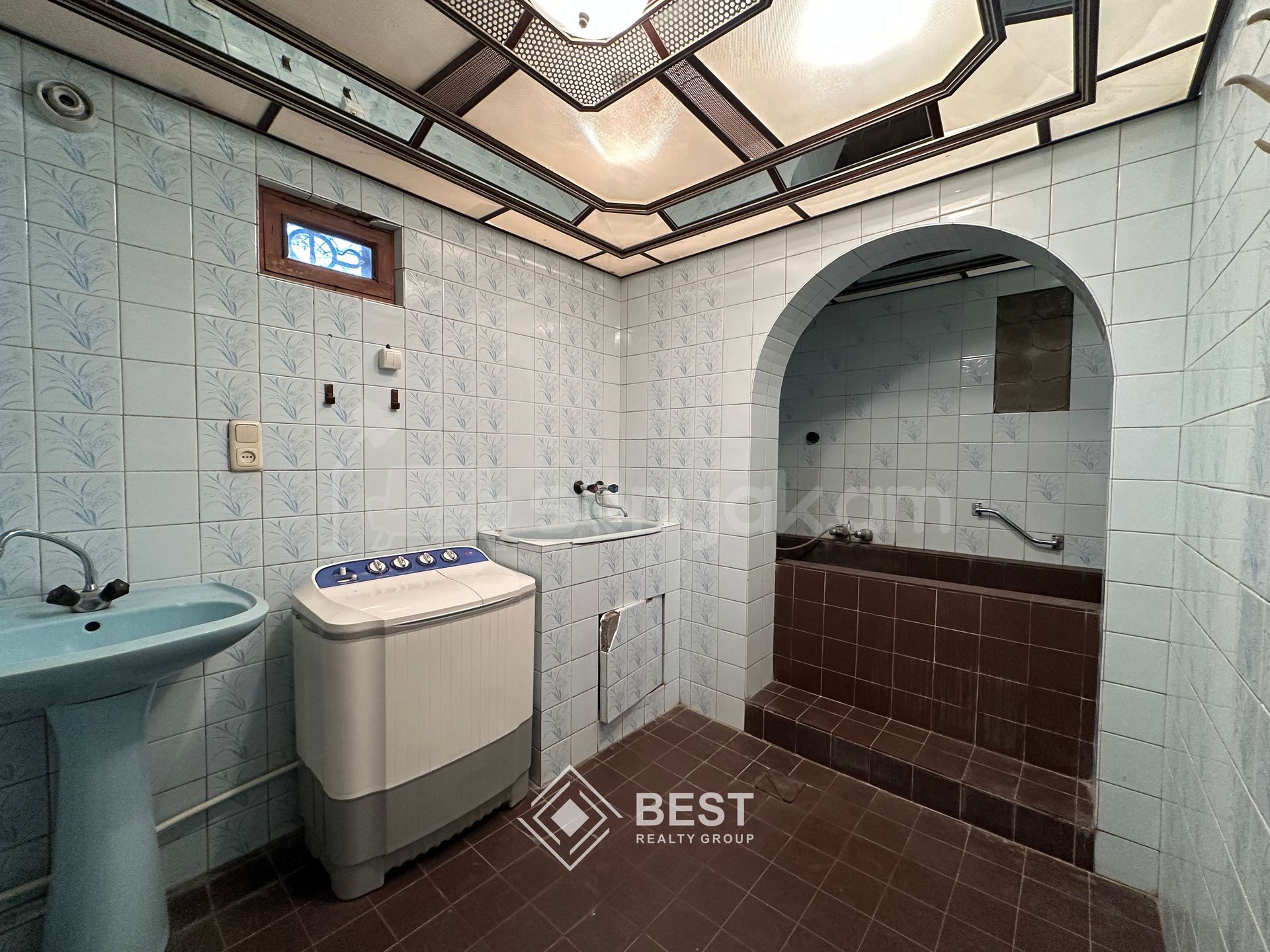 8 Սենյականոց Սեփական Տուն, 389քմ, Կոսմետիկ Վերանորոգված, Ավտոտնակով