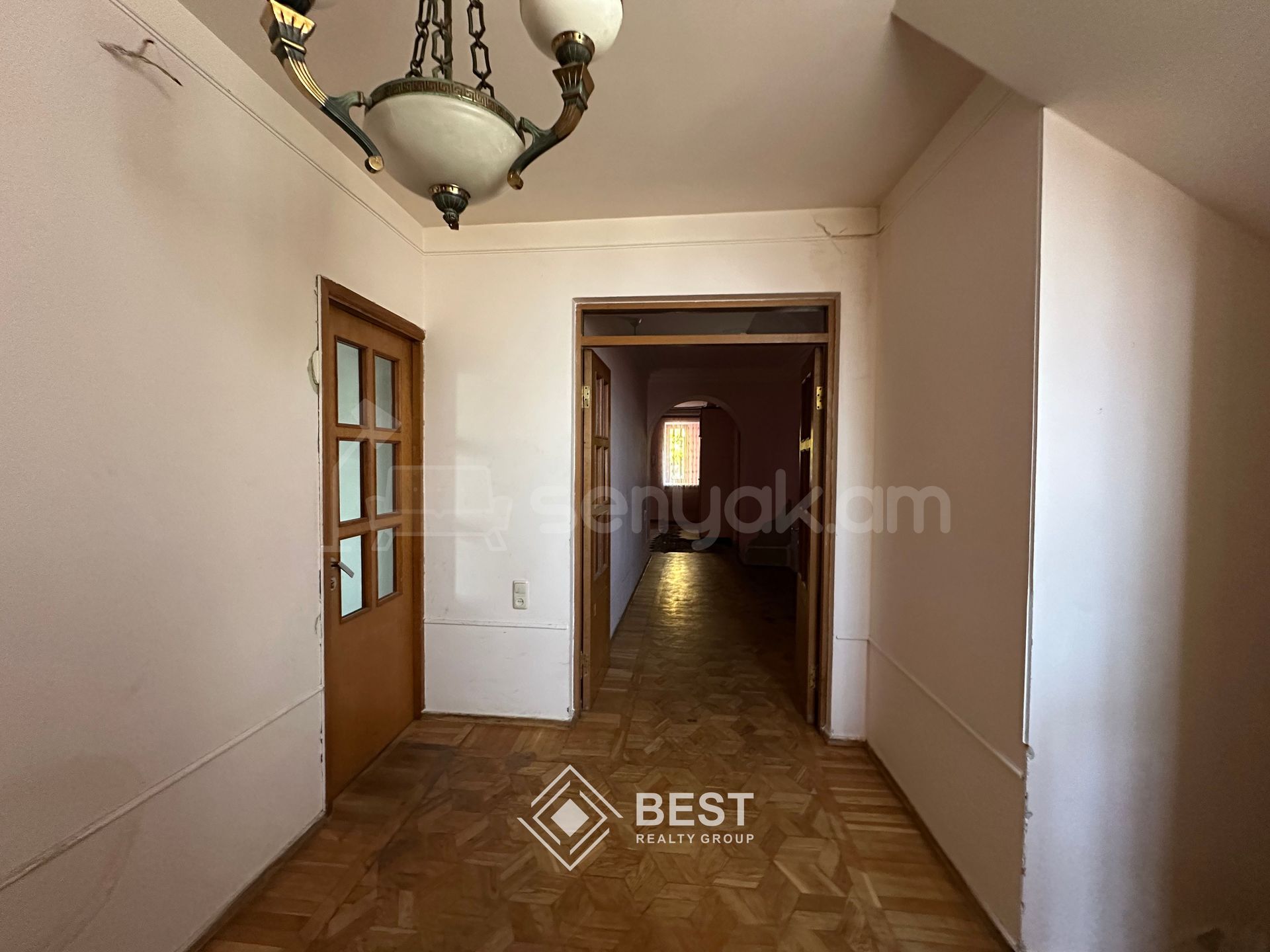 8 Սենյականոց Սեփական Տուն, 389քմ, Կոսմետիկ Վերանորոգված, Ավտոտնակով