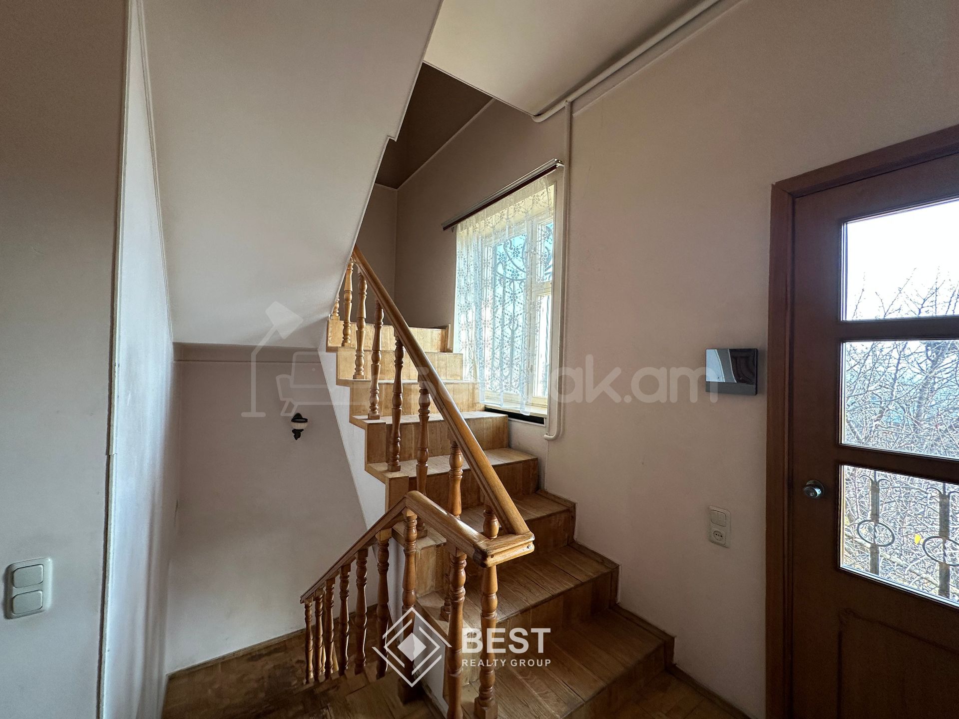 8 Սենյականոց Սեփական Տուն, 389քմ, Կոսմետիկ Վերանորոգված, Ավտոտնակով