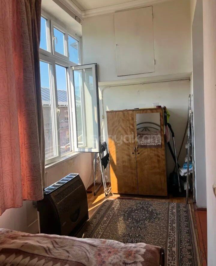 1 Սենյականոց Բնակարան Քարե Շենքում, 41քմ, 3/5 հարկ, Պետական Վիճակում