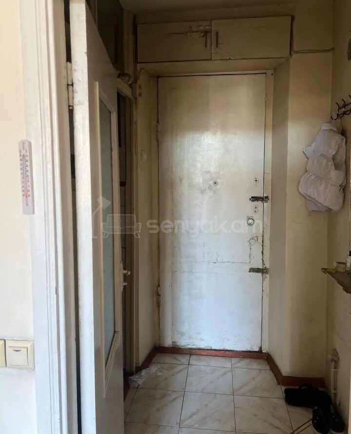 1 Սենյականոց Բնակարան Քարե Շենքում, 41քմ, 3/5 հարկ, Պետական Վիճակում