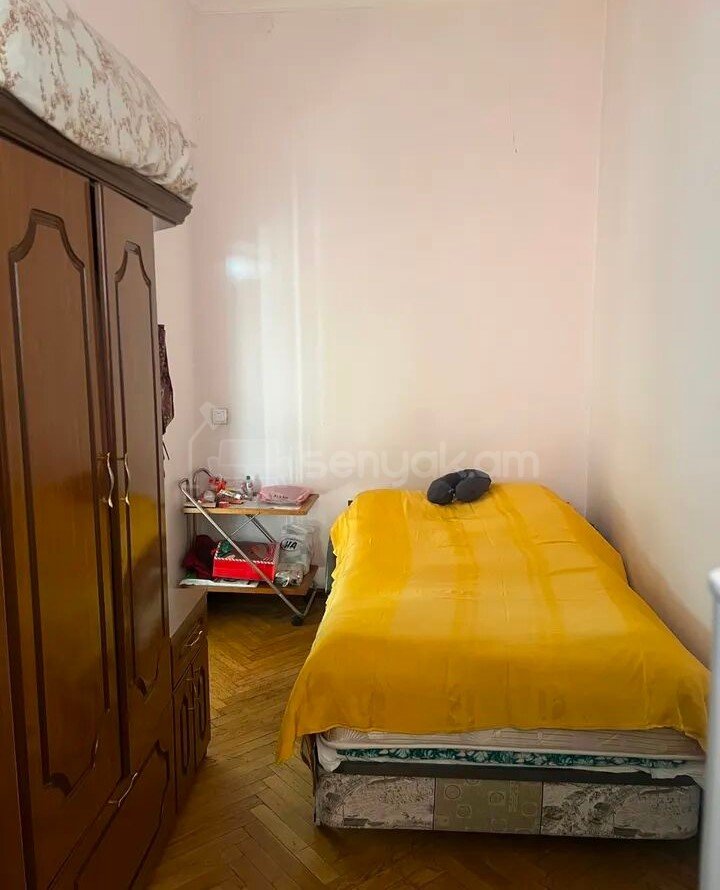 1 Սենյականոց Բնակարան Քարե Շենքում, 41քմ, 3/5 հարկ, Պետական Վիճակում