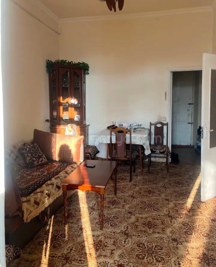 1 Սենյականոց Բնակարան Քարե Շենքում, 41քմ, 3/5 հարկ, Պետական Վիճակում