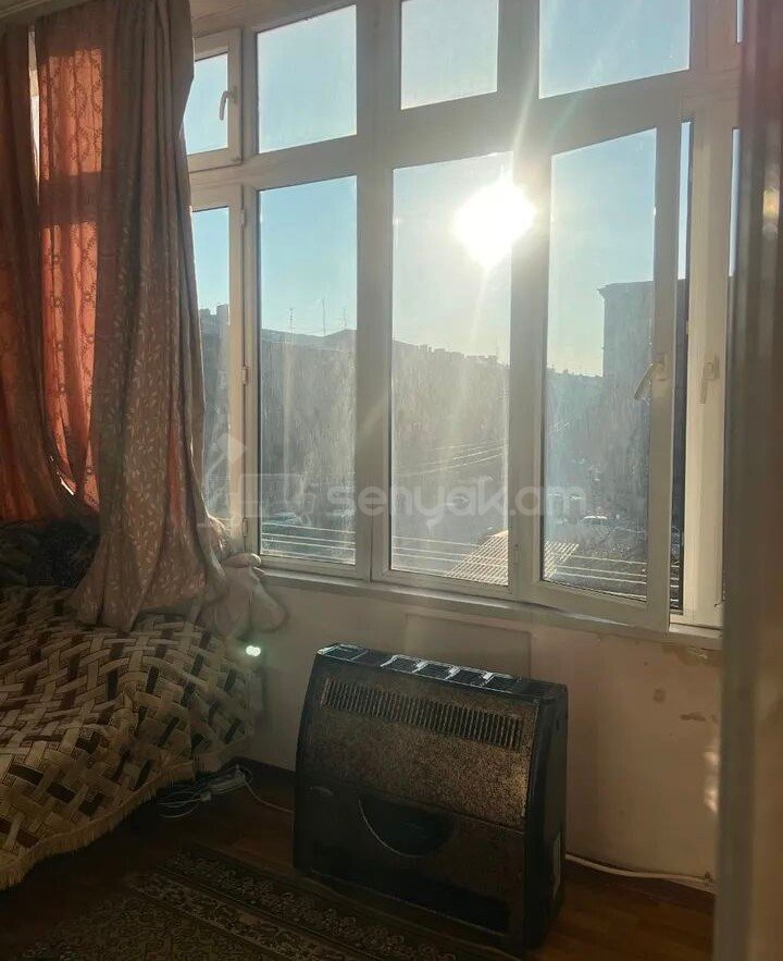 1 Սենյականոց Բնակարան Քարե Շենքում, 41քմ, 3/5 հարկ, Պետական Վիճակում